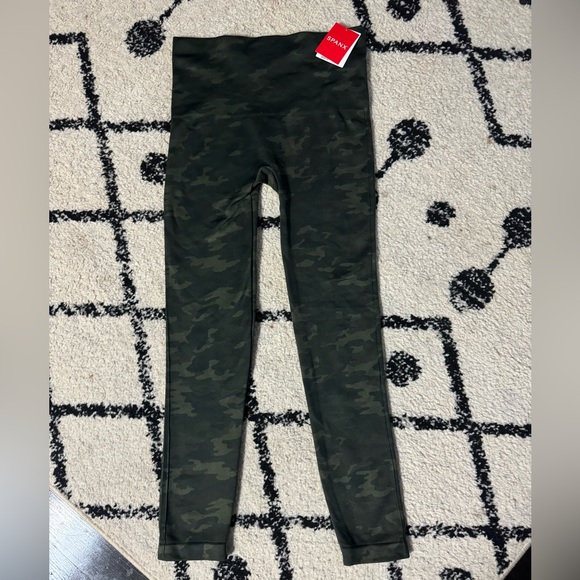 Spanx. Seamless Camo leggings. Color: green camo. Size:M - Picture 1 of 3